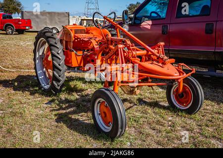 Fort Meade, FL - 23 février 2022 : 1948 Allis-Chalmers modèle G au salon local des tracteurs Banque D'Images