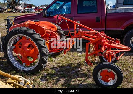 Fort Meade, FL - 23 février 2022 : 1948 Allis-Chalmers modèle G au salon local des tracteurs Banque D'Images