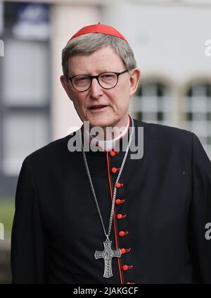 Cologne, Allemagne. 31st mai 2022. L'archevêque de Cologne, le cardinal Rainer Maria Woelki, se rend sur un quai en face d'un bateau d'excursion. L'archidiocèse a invité les gens à participer à une croisière sur le Rhin. La croisière sur le Rhin a lieu pour 53rd fois. Les prêtres âgés, les diacres, les religieuses et les sœurs Caritas peuvent y participer. Au total, 410 personnes se sont inscrites. Credit: Oliver Berg/dpa/Alay Live News Banque D'Images