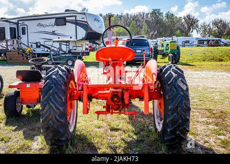 Fort Meade, FL - 23 février 2022 : 1950 Allis-Chalmers modèle CA au salon local des tracteurs Banque D'Images