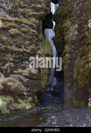 Chute d'eau de Gljufrabui dans le sud de l'Islande Banque D'Images