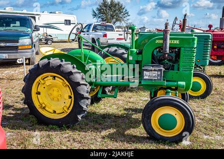 Fort Meade, FL - 23 février 2022: 1937 John Deere modèle LA au salon local des tracteurs Banque D'Images
