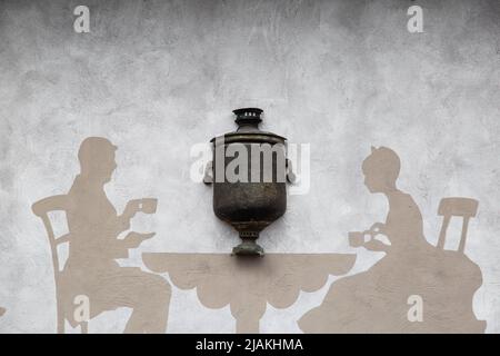 Nanosy-Naroch, BÉLARUS 12.08.21: Deux personnes boivent du thé à partir d'un samovar, l'image sur le mur. Musée Samovar, historique Banque D'Images