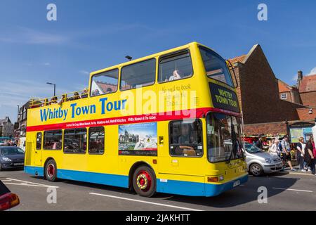 Visite de la ville de Whitby en bus à toit ouvert à Whitby, dans le North Yorkshire, en Angleterre. Banque D'Images