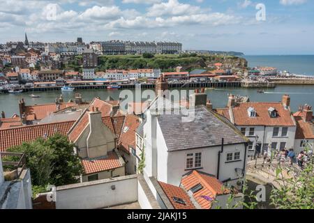 Vue générale à l'ouest sur la rivière Esk, Whitby, North Yorkshire, Royaume-Uni. Banque D'Images