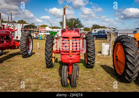 Fort Meade, FL - 23 février 2022 : 1946 Massey Harris modèle 30 au salon local des tracteurs Banque D'Images