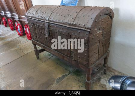 Whitby Parish Chest, plus de 300 ans, à l'intérieur de l'église Sainte Marie de Whitby, dans le North Yorkshire, Royaume-Uni. Banque D'Images