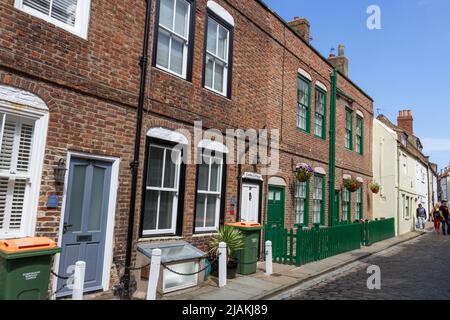 Vue sur les cottages de vacances sur Henrietta Street, l'un des nombreux cottages de vacances de Whitby, North Yorkshire, Angleterre. Banque D'Images