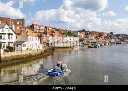 Vue depuis le pont de Whitby, environ se sur la rive est de la rivière Esk vers Church Street à Whitby, North Yorkshire, Royaume-Uni. Banque D'Images
