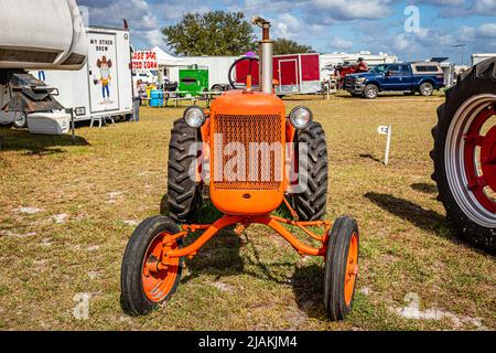 Fort Meade, FL - 23 février 2022 : 1938 Allis-Chalmers modèle B au salon local des tracteurs Banque D'Images