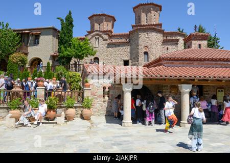 Meteore, Grèce - 19 mai 2022 : personnes visitant le monastère de Varlaam à Meteore, en Grèce Banque D'Images