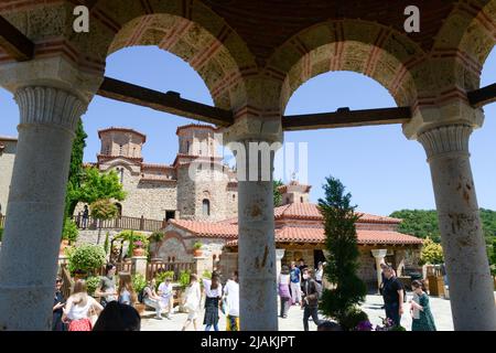 Meteore, Grèce - 19 mai 2022 : personnes visitant le monastère de Varlaam à Meteore, en Grèce Banque D'Images