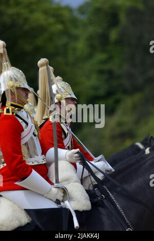 Londres, Angleterre, Royaume-Uni. La relève quotidienne de la garde dans la parade des gardes à cheval - membres des gardes de vie Banque D'Images