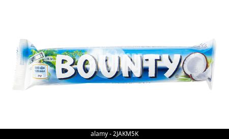 Ukraine, Kiev - 04 novembre 2021: Bounty chocolat bar.Prise de vue en studio, isolée sur fond blanc.Le fichier contient un chemin d'écrêtage. Banque D'Images