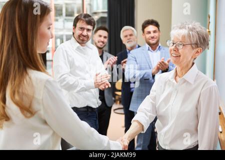 Une femme patron et stagiaire qui se secoue dans le bureau pour félicitations et promotion Banque D'Images