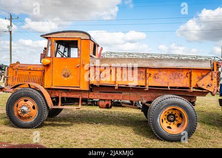 Fort Meade, FL - 23 février 2022 : camion-benne 4x4 Oshkosh au salon local des tracteurs. Banque D'Images