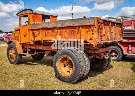 Fort Meade, FL - 23 février 2022 : camion-benne 4x4 Oshkosh au salon local des tracteurs. Banque D'Images