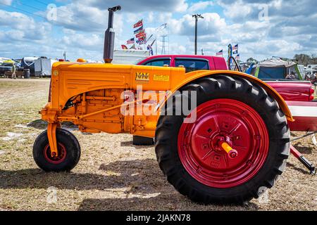 Fort Meade, FL - 23 février 2022: 1937 Minneapolis-Moline ZTU tracteur au salon local des tracteurs. Banque D'Images