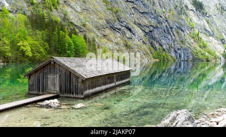Maison de bateaux traditionnelle en bois à Obersee dans le parc national de Berchtesgaden, Bavière, Allemagne Banque D'Images