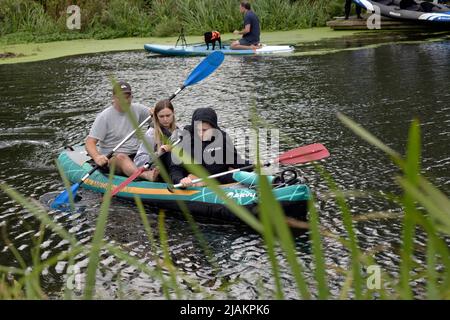 famille en canoë gonflable sur la rivière waveney bungay suffolk angleterre Banque D'Images