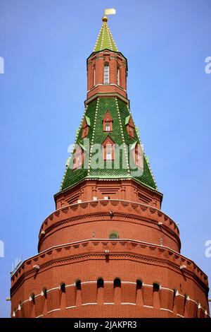 Angle de la tour de l'Arsenal (Sobakina) du Kremlin de Moscou. La plus massive de toutes les tours du Kremlin. Une attraction populaire à Moscou. Banque D'Images