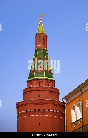 Angle de la tour de l'Arsenal (Sobakina) du Kremlin de Moscou. La plus massive de toutes les tours du Kremlin. Une attraction populaire à Moscou. Banque D'Images