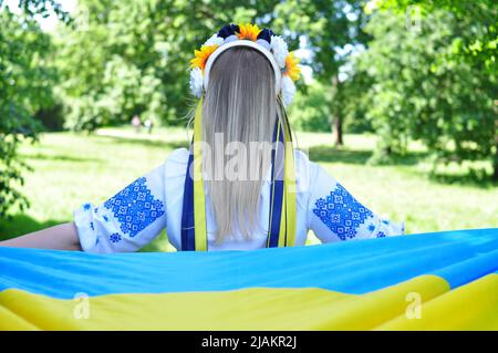 Femme ukrainienne avec drapeau national jaune et bleu, concept de patriotisme Banque D'Images