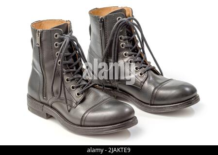 Bottes hautes en cuir noir pour homme. Isolé sur un arrière-plan blanc avec un masque inclus Banque D'Images