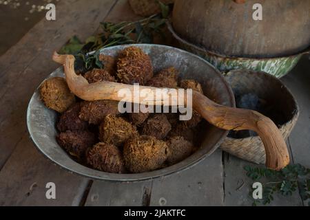 Matériaux pour produire des colorants naturels à l'atelier d'Ama Nay Tukang, un célèbre commerçant de tissus traditionnels Sumbanese, à Waingapu, à l'est de Sumba, à l'est de Nusa Tenggara, en Indonésie. Banque D'Images