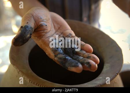 Matériaux pour produire des colorants naturels à l'atelier d'Ama Nay Tukang, un célèbre commerçant de tissus traditionnels Sumbanese, à Waingapu, à l'est de Sumba, à l'est de Nusa Tenggara, en Indonésie. Banque D'Images