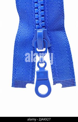 fermeture éclair bleue isolée sur fond blanc Banque D'Images