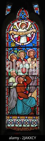 Une vitrail de Frederick Preedy représentant l'ascension du Christ en présence de ses disciples, l'église de la Sainte Trinité, Arrow, Warwickshire Banque D'Images