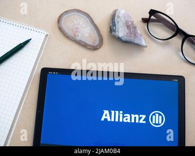 Sur cette photo, le logo Allianz se apparaît sur une tablette Banque D'Images