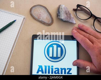 Sur cette photo, le logo Allianz se apparaît sur une tablette Banque D'Images