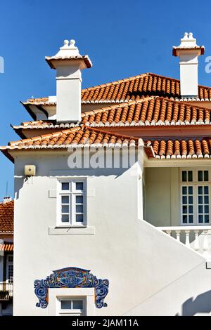 Toit en tuiles et cheminée sur l'ancienne gare ferroviaire d'Aveiro, Portugal Banque D'Images