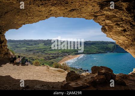 Visiteurs admirant la vue sur la baie de Ramla depuis la grotte de Tal Mixta, Gozo, Malte Banque D'Images