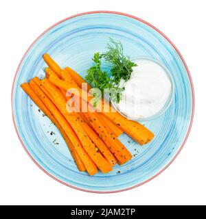 Vue de dessus des bâtonnets de carottes avec de la crème aigre Banque D'Images