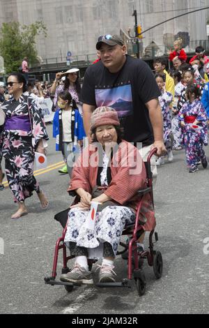 Tout premier défilé de la journée au Japon dans Central Park West à Manhattan sur 15 mai 2022 à New York. Banque D'Images