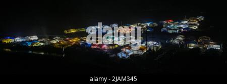 NAGQU, 31 mai 2022 (Xinhua) -- des tentes illuminées sont vues sur un site de collecte de champignons de la chenille dans le canton de Lainqu, comté de Biru de Nagqu, région autonome du Tibet du sud-ouest de la Chine, 25 mai 2022. Sur la prairie de plus de 4 700 mètres au-dessus du niveau de la mer dans le comté de Biru, les bergers sont occupés à chasser le champignon de la chenille au moment de la récolte. Le comté de Biru est un site clé de la fabrication de champignons caterpillar, un ingrédient coûteux de la médecine traditionnelle chinoise. Trouvé seulement à haute altitude, le champignon, connu en Chine sous le nom de 'herbe d'été de ver d'hiver', est dit être efficace pour stimuler l'immu Banque D'Images