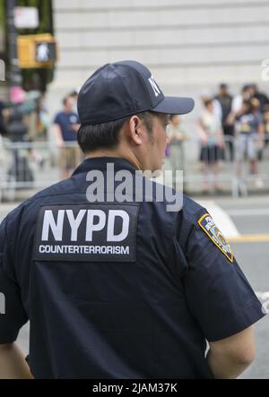 Un officier du NYPD, faisant partie de l'unité de lutte contre le terrorisme en patrouille lors de la toute première parade de la journée du Japon sur Central Park West à Manhattan sur 15 mai 2022 à New York. Banque D'Images