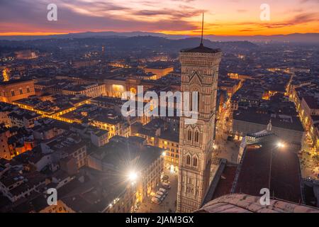 Giottos Bell Tower à Florence, Italie d'en haut à la tombée de la nuit. Banque D'Images