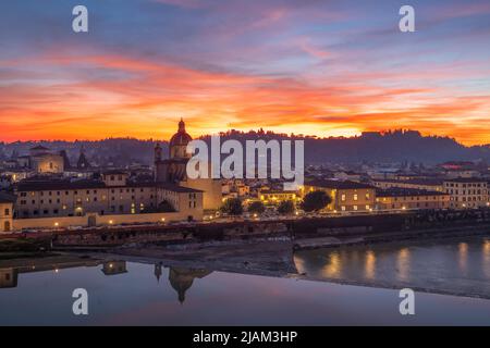 Florence, Italie avec San Frediano à Cestello sur la rivière Arno au crépuscule Banque D'Images