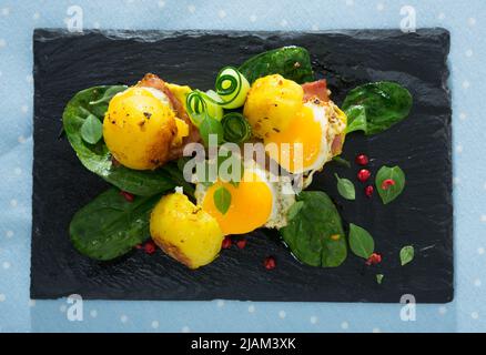 Hamburgers de pommes de terre avec œuf de caille Banque D'Images