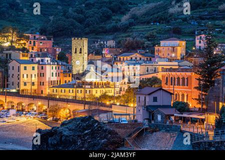 Monterosso, Italie dans la région des Cinque Terre au crépuscule sur la mer Méditerranée. Banque D'Images