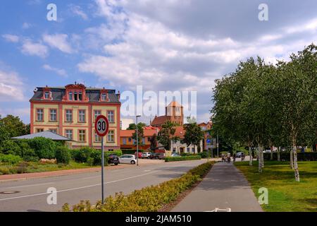 Paysage de rue de l'Hôtel harmonie et de l'église Saint-Georges dans le centre-ville historique de Waren an der Müritz, Mecklembourg-Poméranie occidentale, Allemagne. Banque D'Images