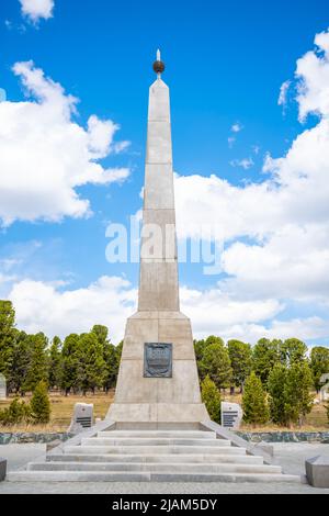 Altai, Russie - 7 mai 2022 : monument dédié au bicentenaire des montagnes Altai entrée volontaire en Russie sur le col Seminsky. Banque D'Images