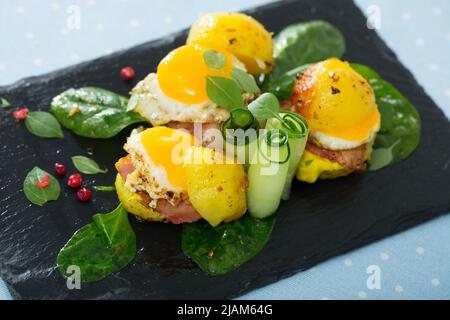 Hamburgers de pommes de terre avec œuf de caille Banque D'Images