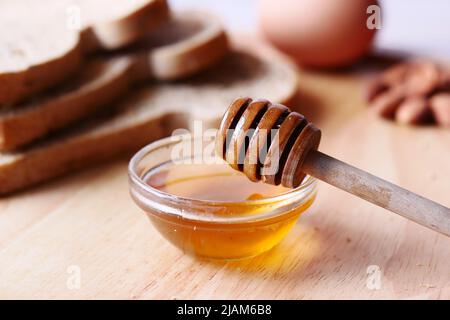 fromages frais, miel, œuf et pain sur une assiette Banque D'Images