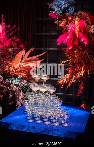 Pyramide des verres de martini sur la table bleue. Banque D'Images