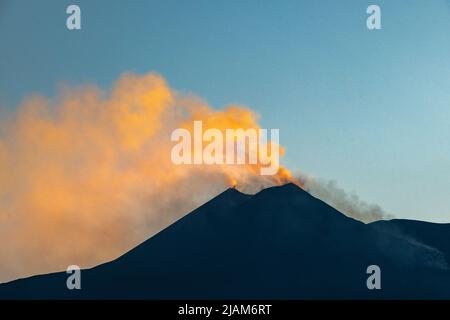 Fumée s'échappant du cratère sud-est de l'Etna (3357m), Sicile, Italie, vue au coucher du soleil. Une nouvelle fissure a été ouverte ici au début de mai 2022 Banque D'Images